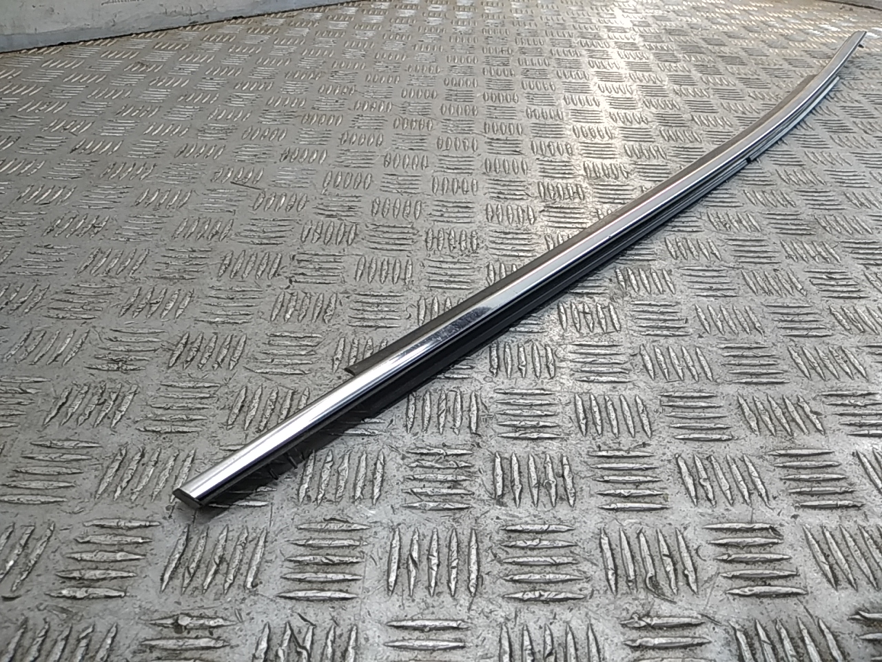 Накладка стекла переднего правого