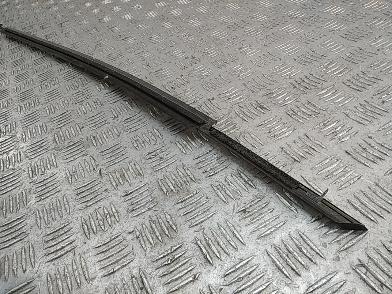 Накладка стекла переднего правого