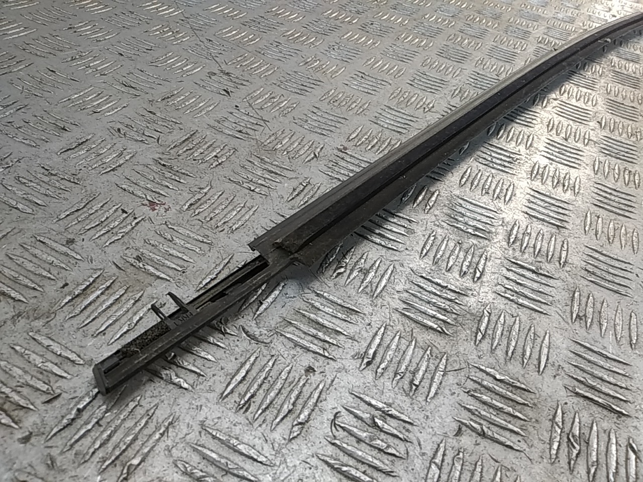 Накладка стекла переднего правого