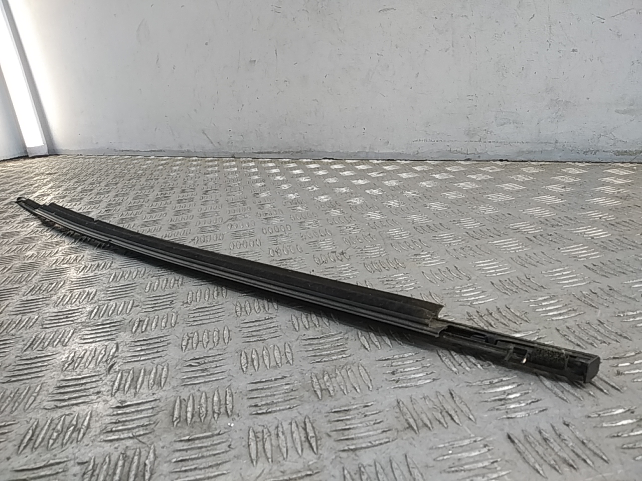 Накладка стекла переднего правого