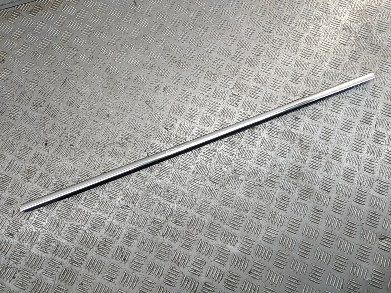 Накладка стекла переднего левого