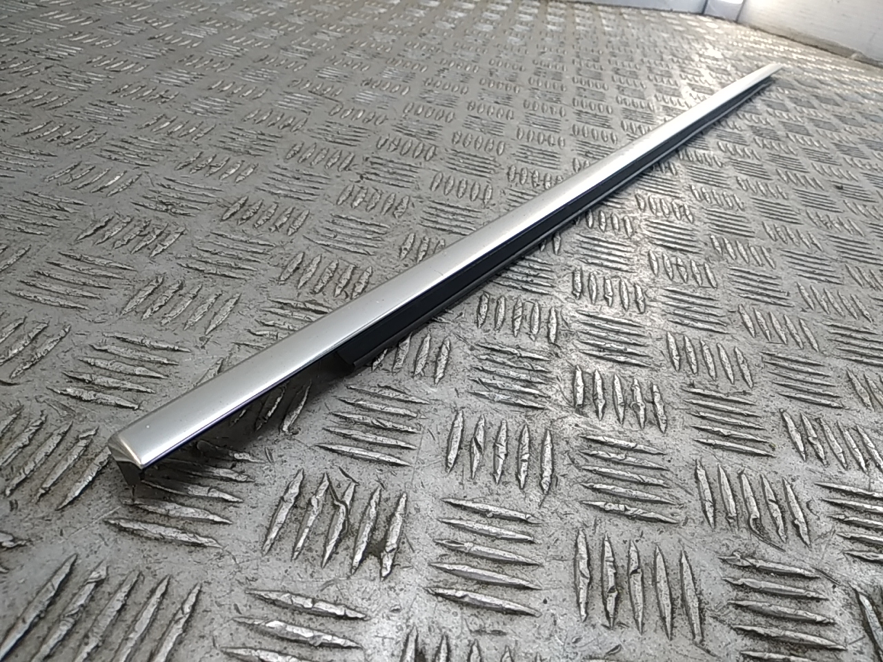 Накладка стекла переднего левого