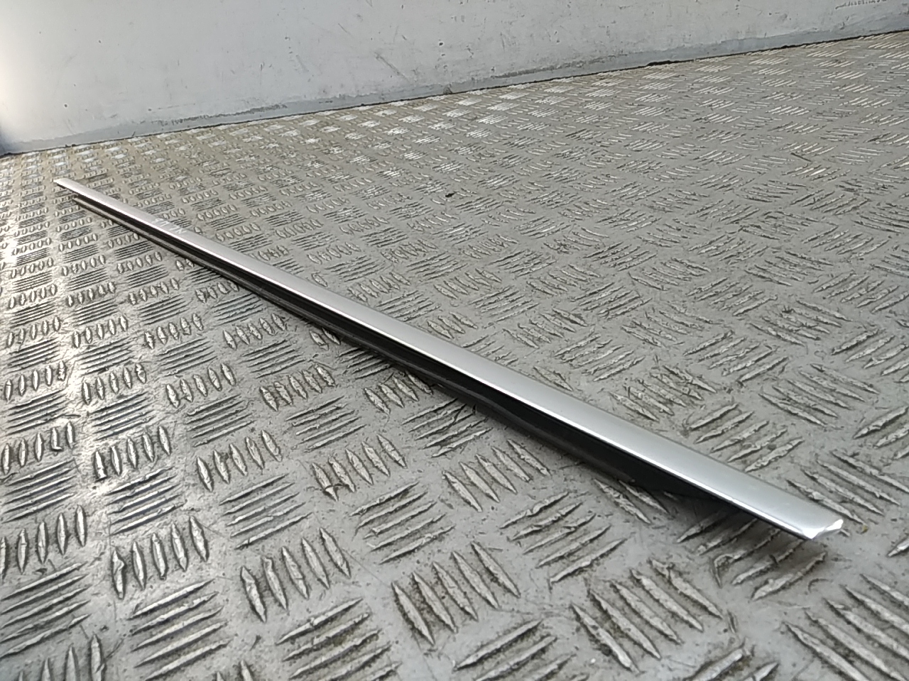 Накладка стекла переднего левого