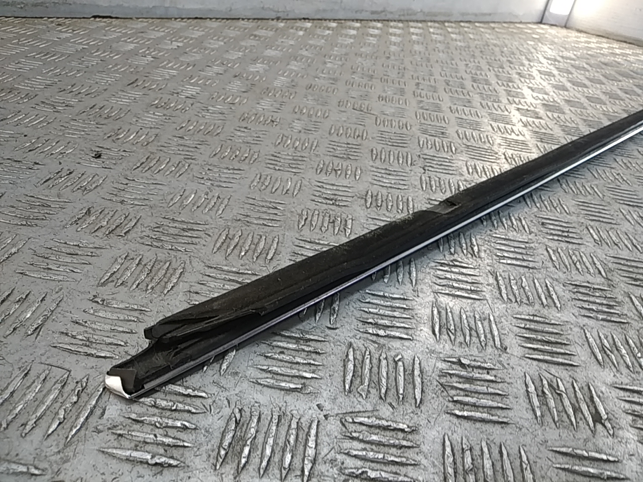 Накладка стекла переднего левого