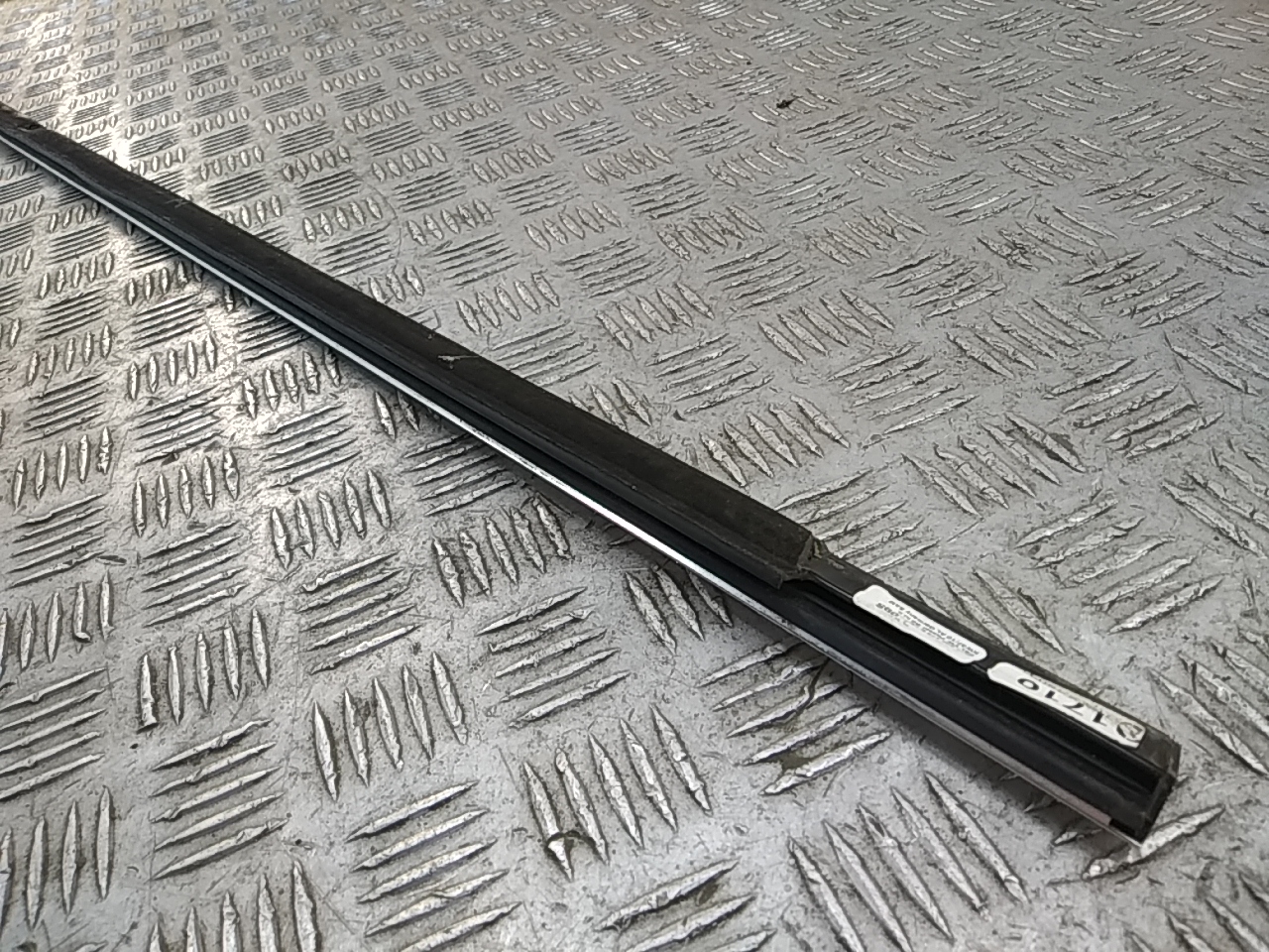 Накладка стекла переднего левого