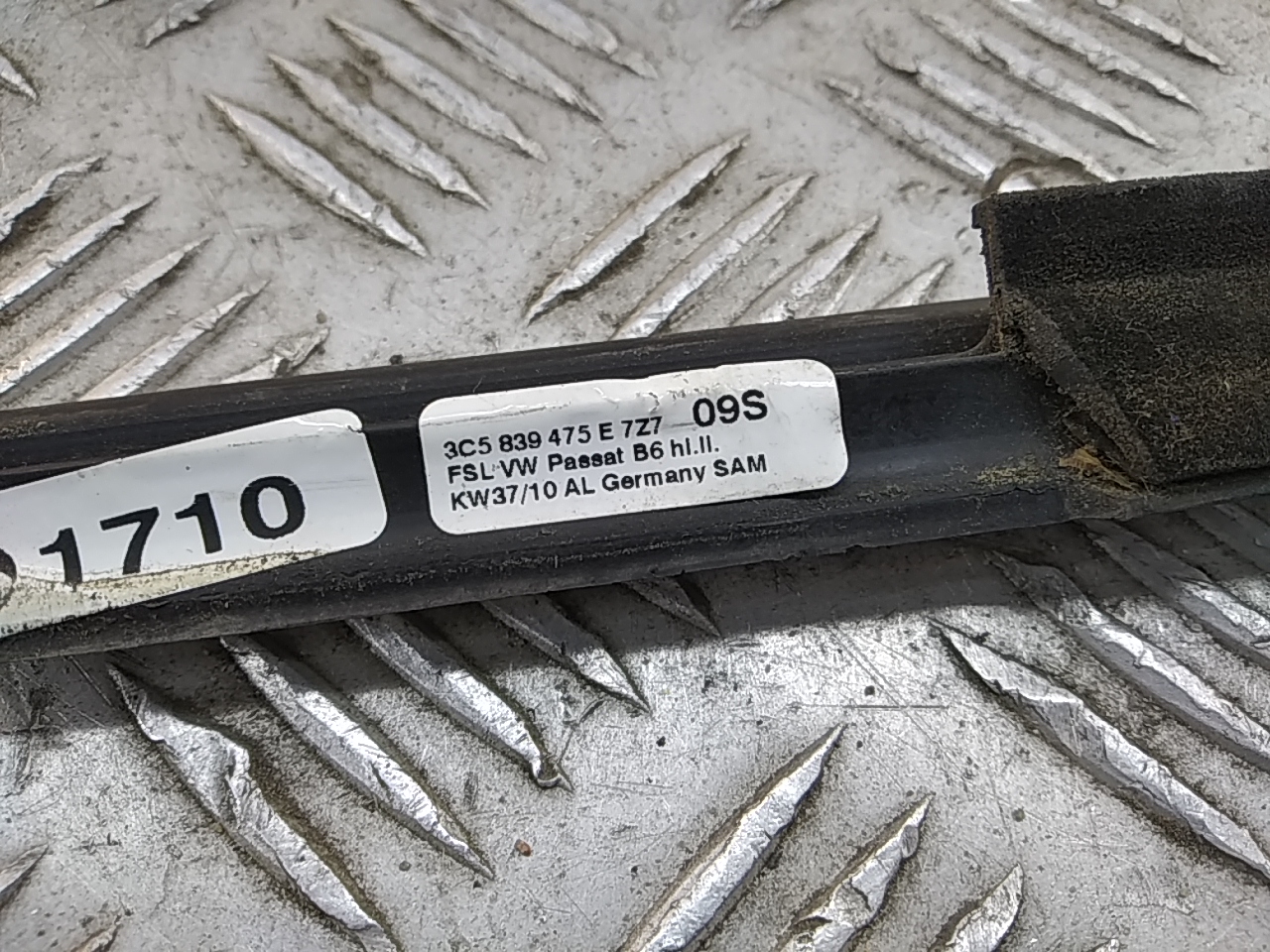 Накладка стекла переднего левого