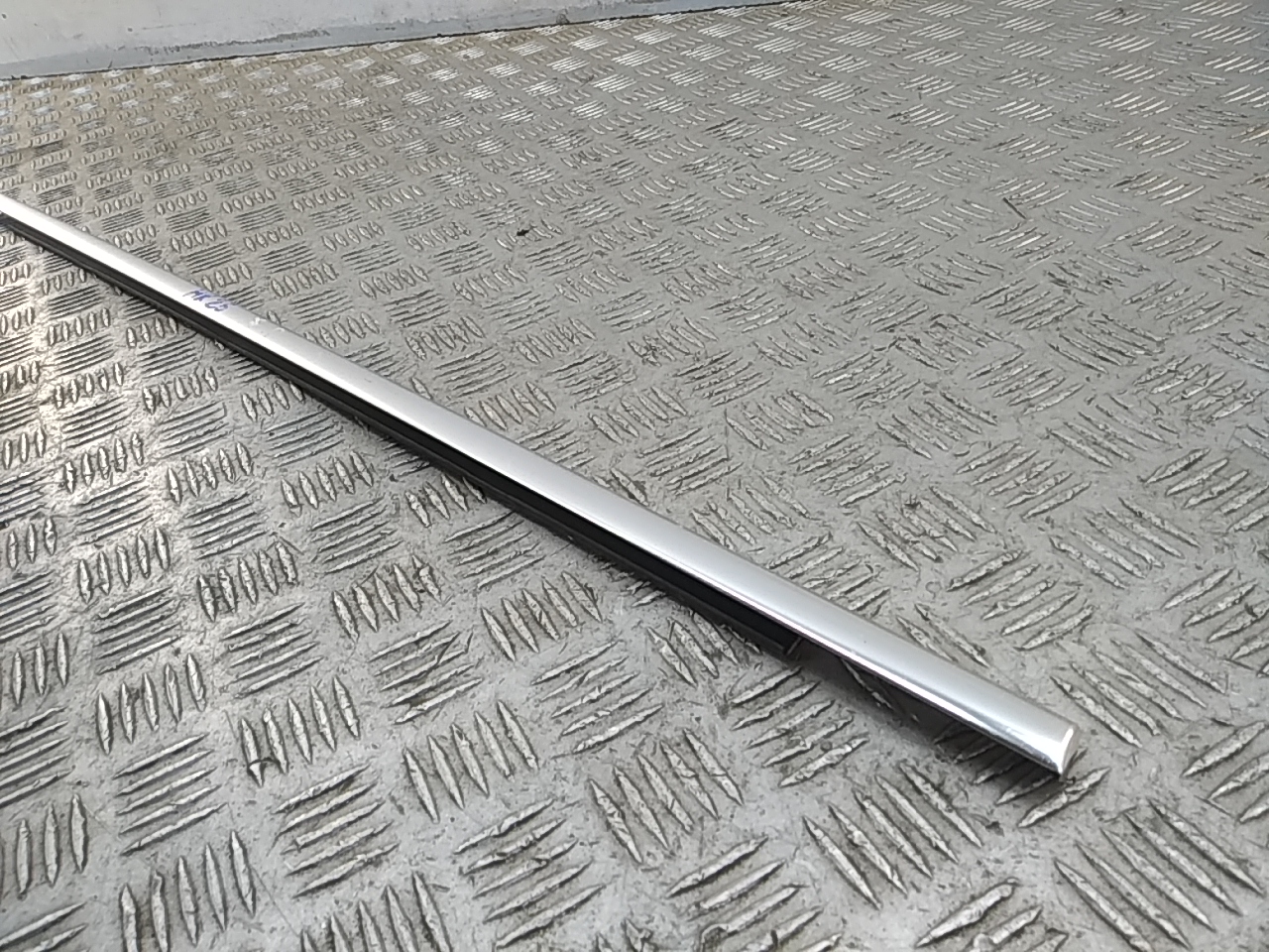 Накладка стекла заднего правого