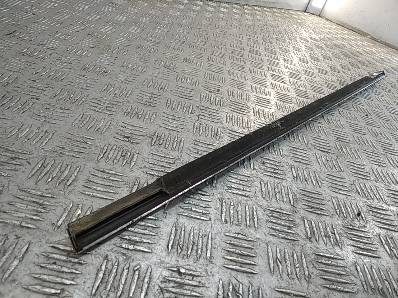 Накладка стекла заднего правого