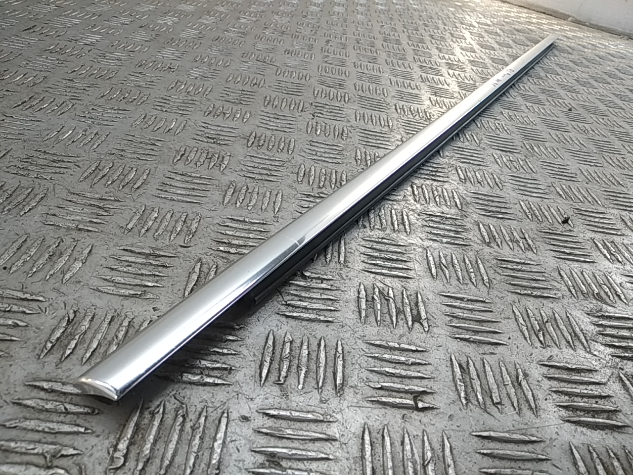 Накладка стекла переднего правого