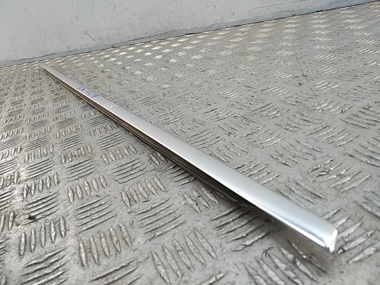 Накладка стекла переднего правого