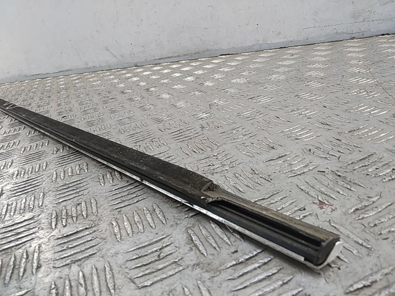 Накладка стекла переднего правого