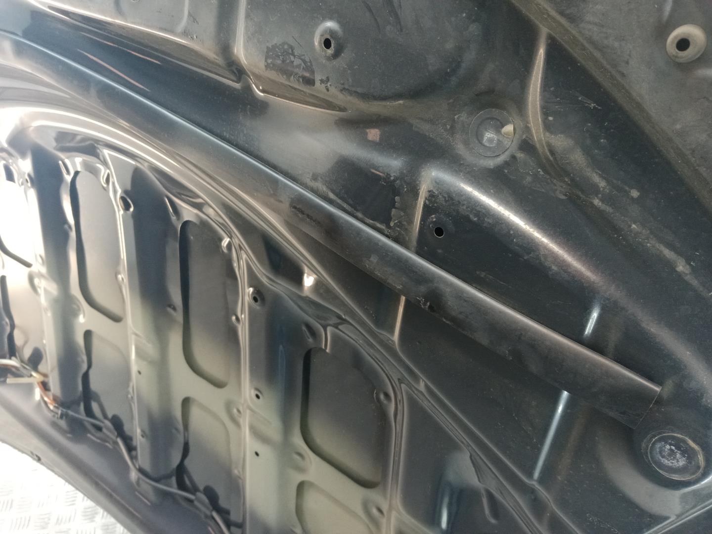 Уплотнитель капота