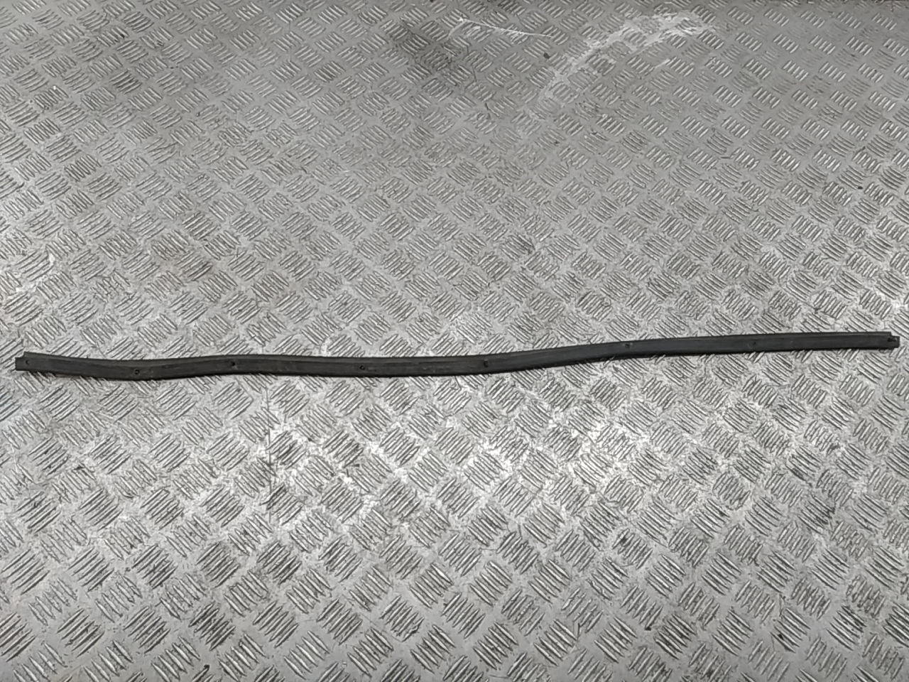 Уплотнитель капота