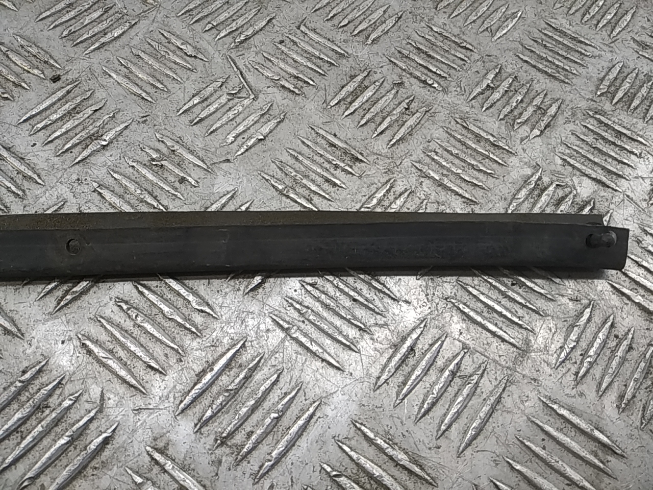 Уплотнитель капота