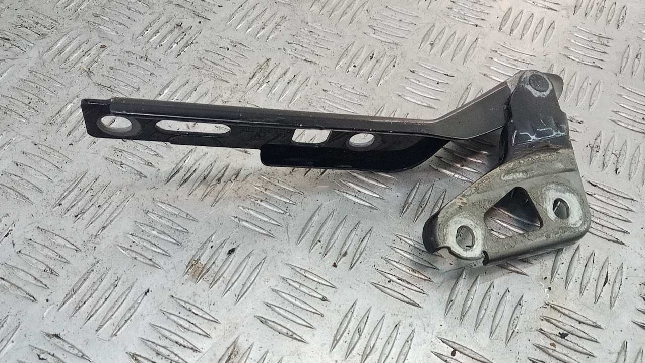 Петля капота левая