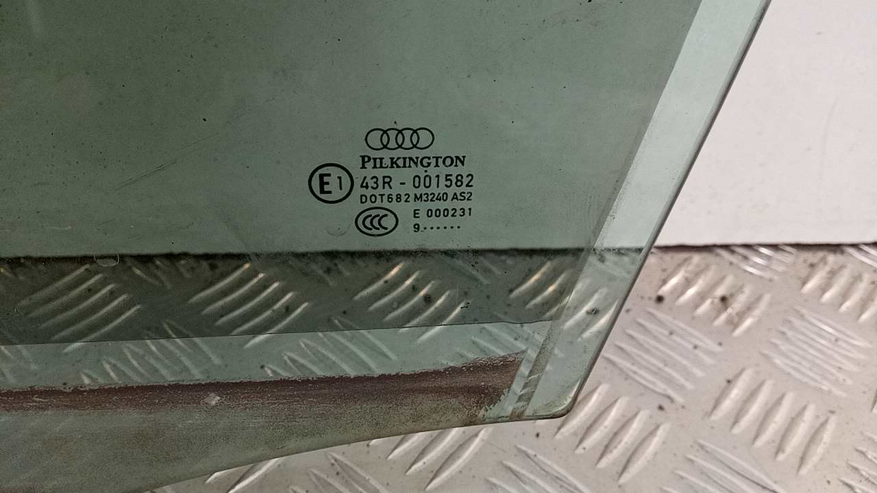 Стекло двери передней левой