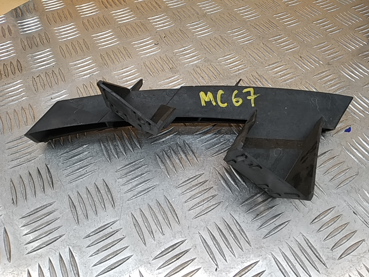 Кронштейн переднего бампера правый