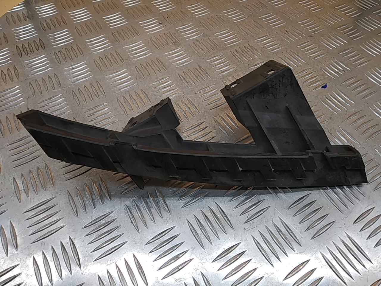 Кронштейн переднего бампера правый