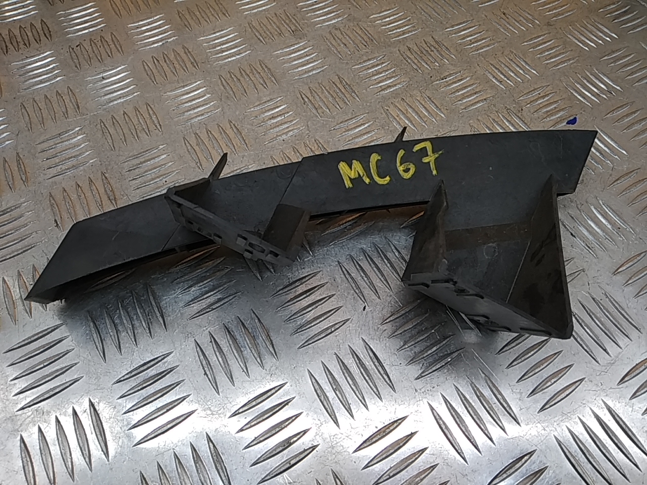 Кронштейн переднего бампера правый