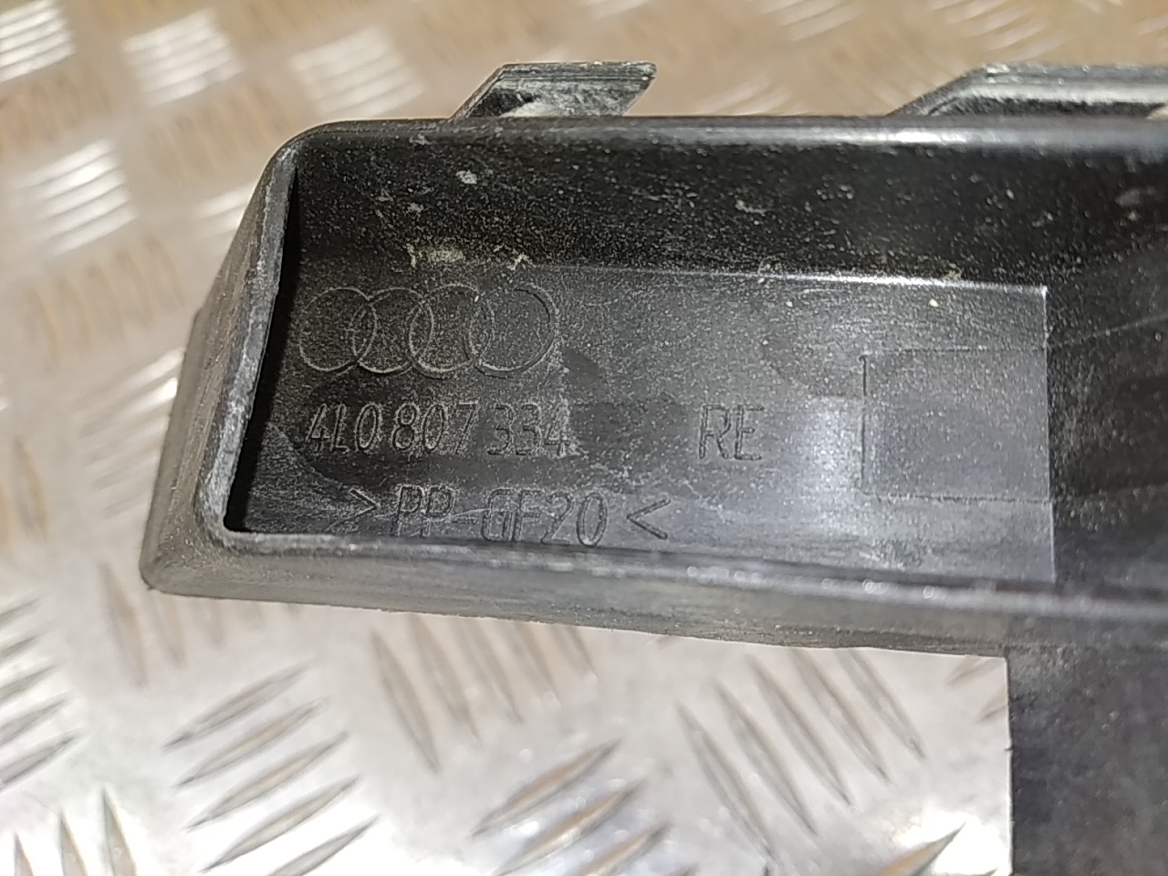 Кронштейн переднего бампера правый