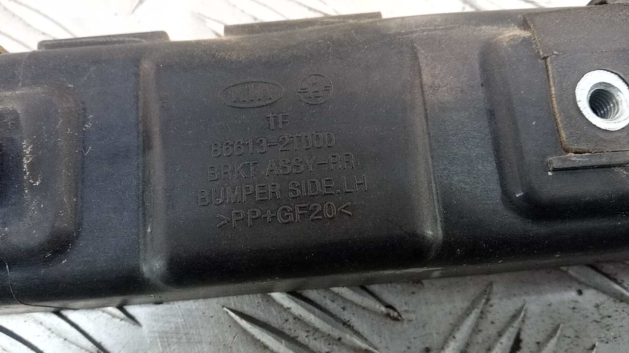 Направляющая заднего бампера левая