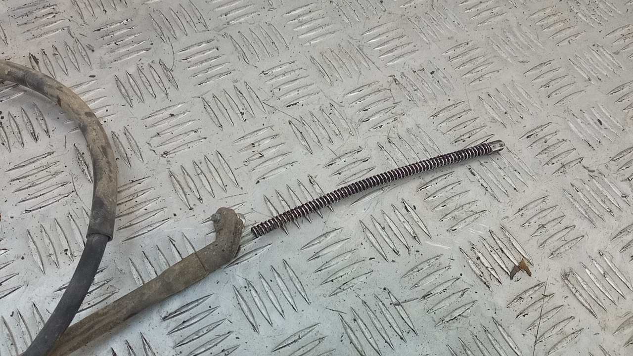 Трос стояночного тормоза левый