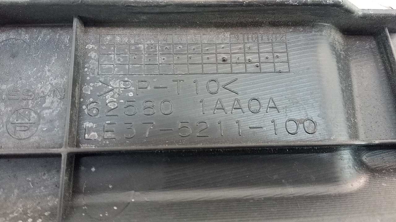 Кожух замка капота