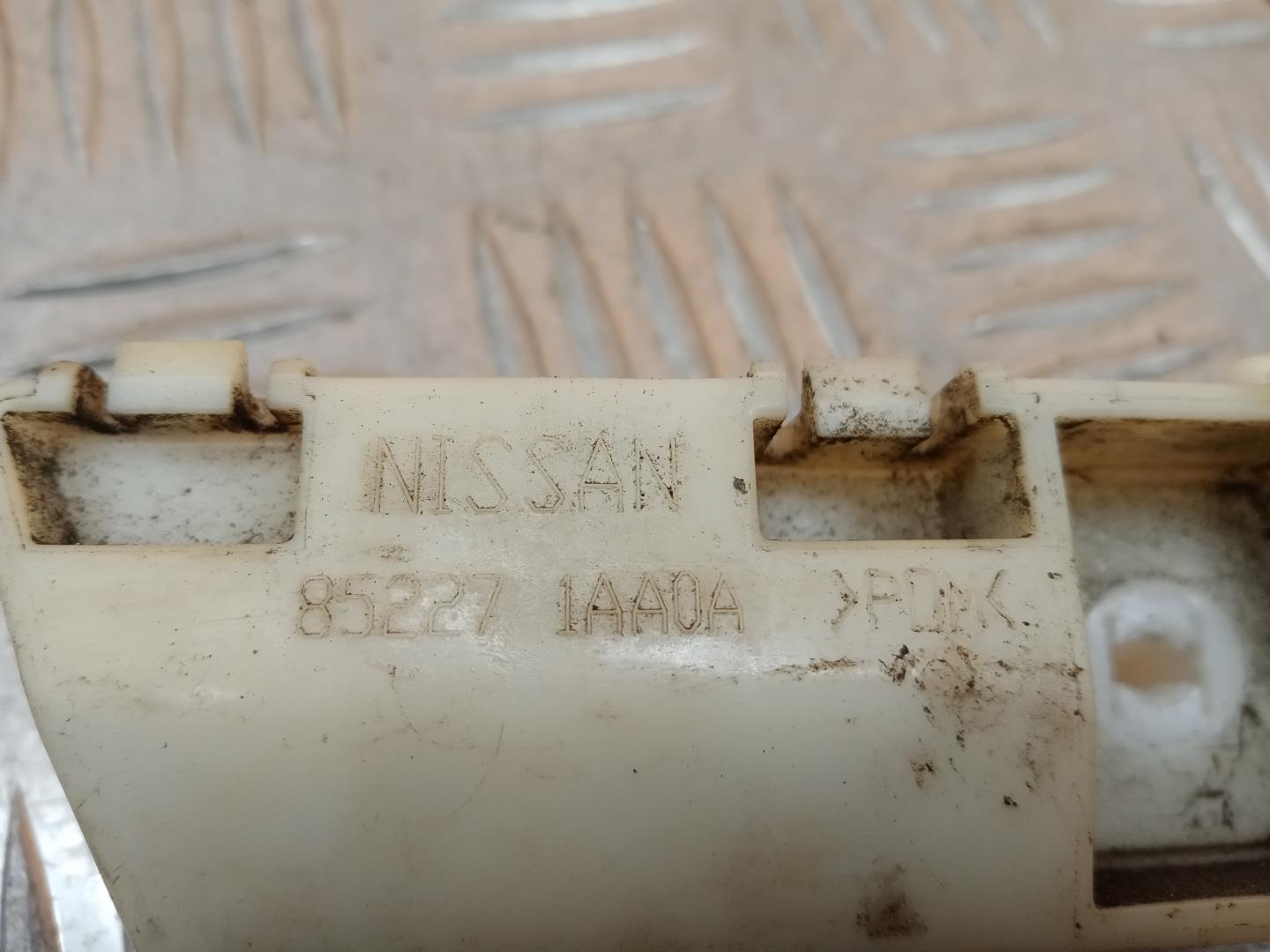 Направляющая заднего бампера левая