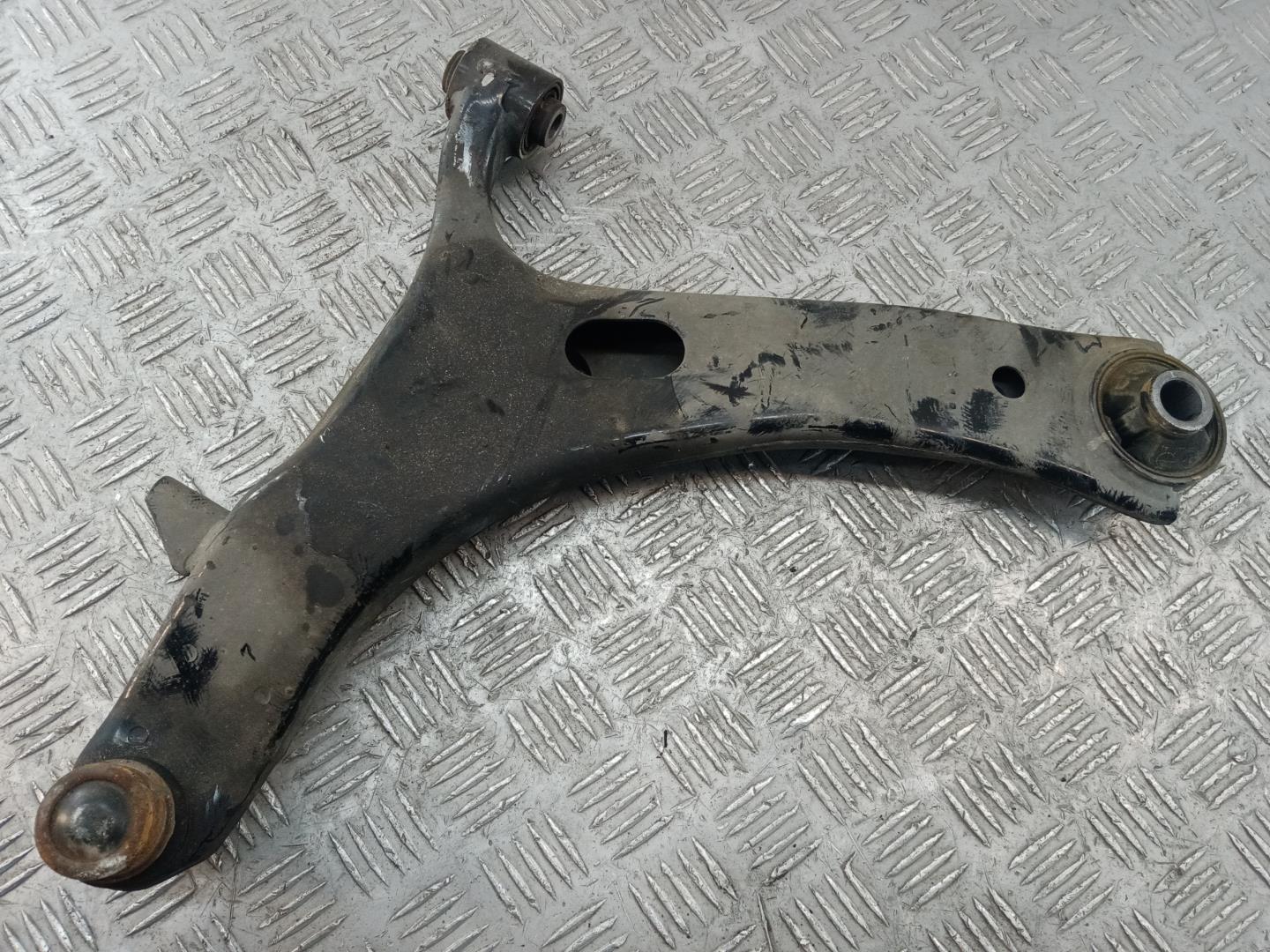 Рычаг передний левый