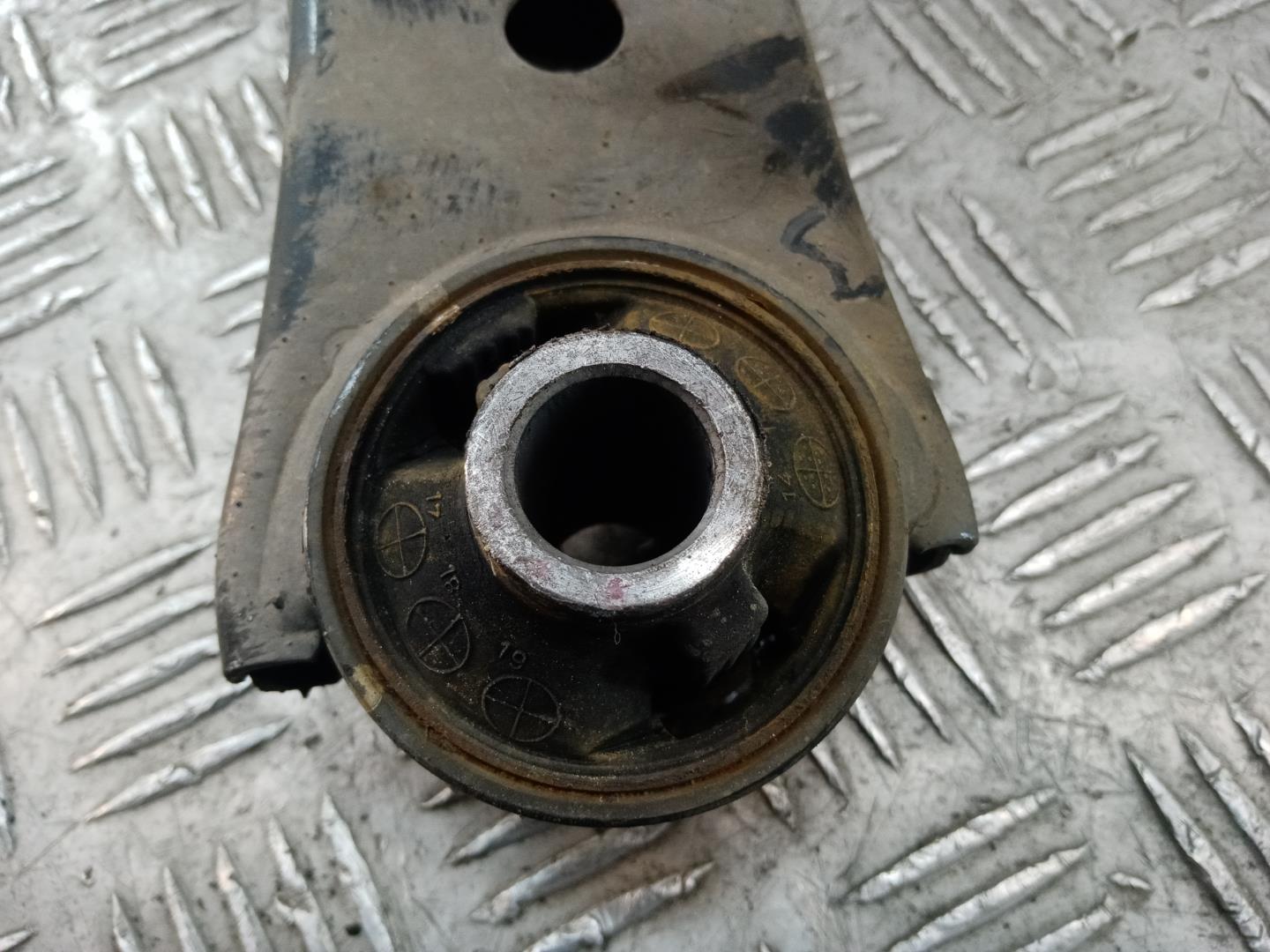 Рычаг передний левый