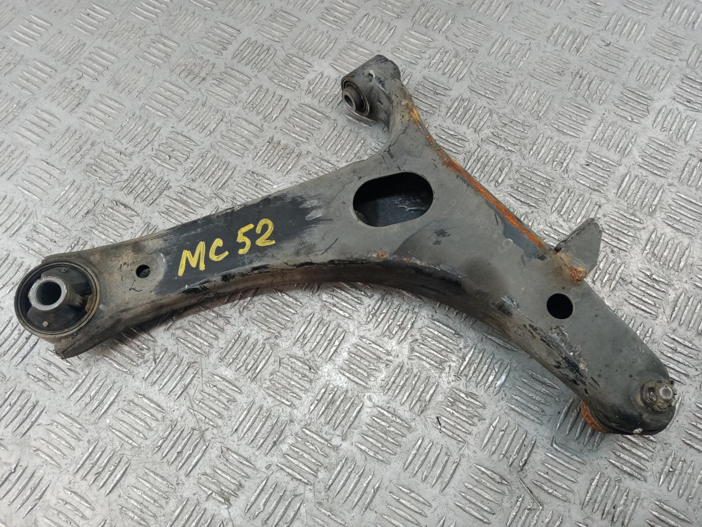 Рычаг передний левый