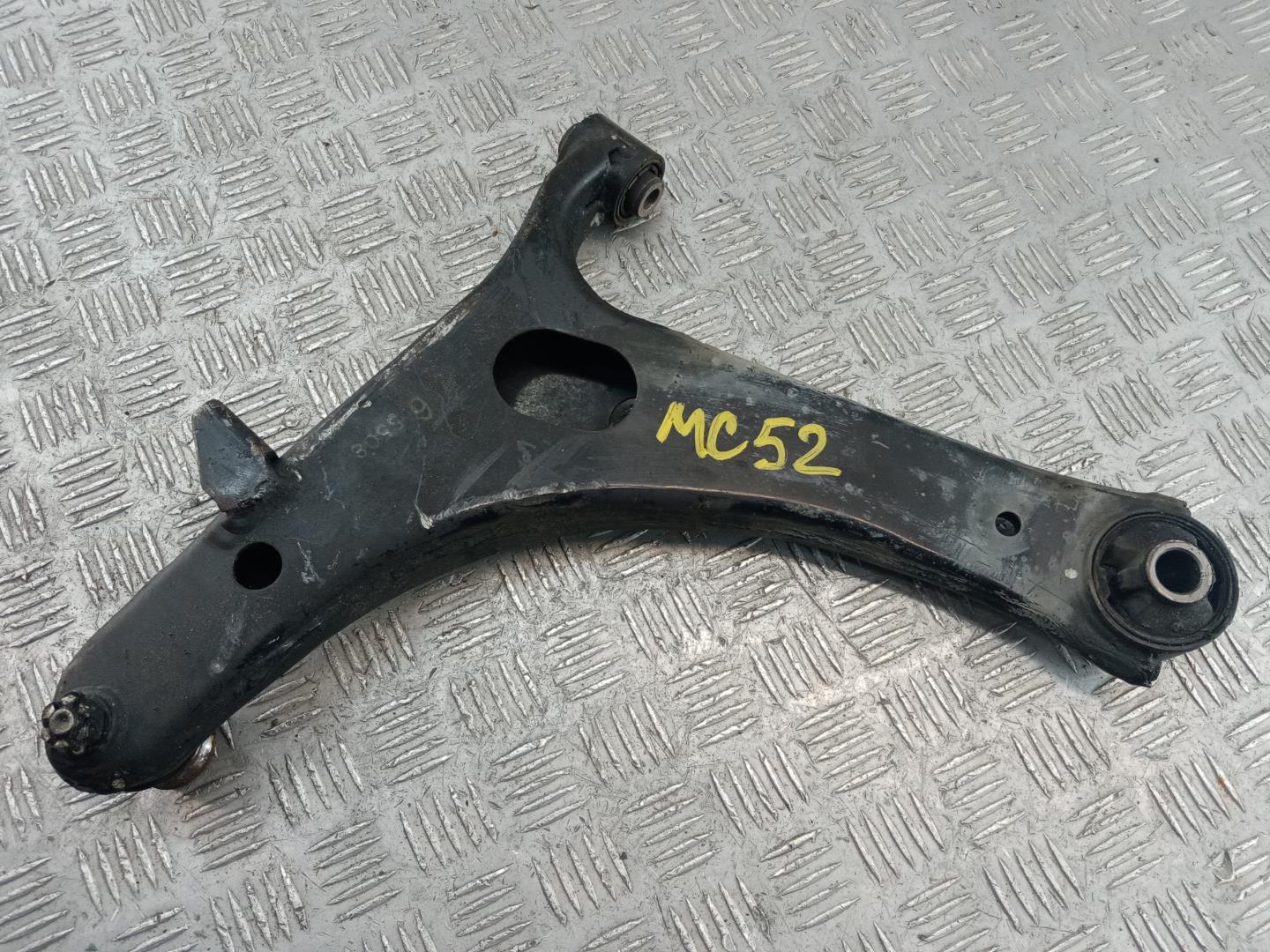 Рычаг передний правый