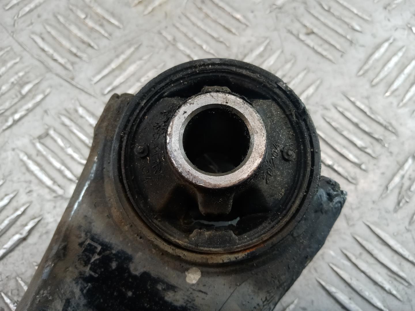 Рычаг передний правый