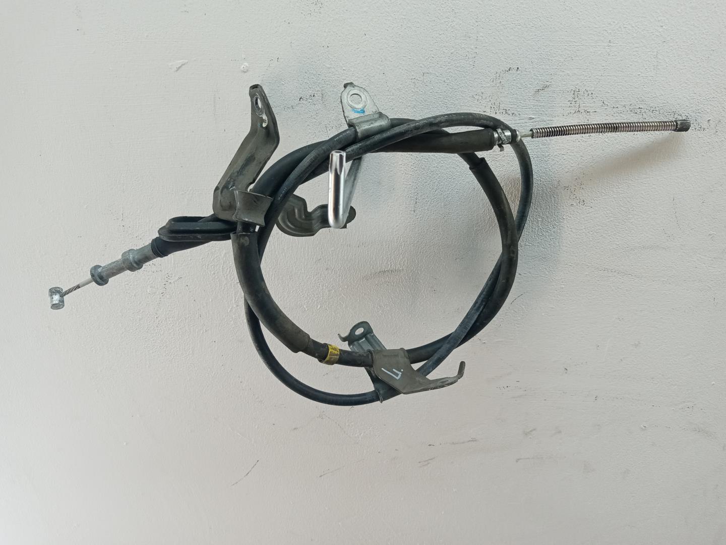 Трос стояночного тормоза левый