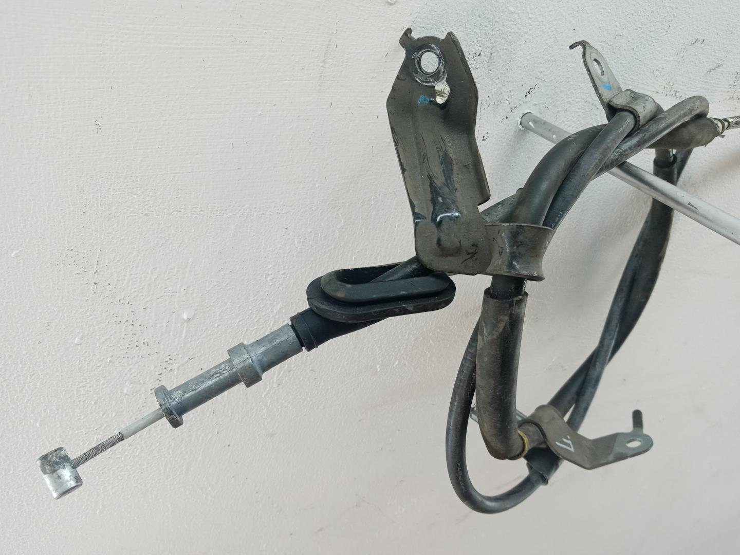 Трос стояночного тормоза левый