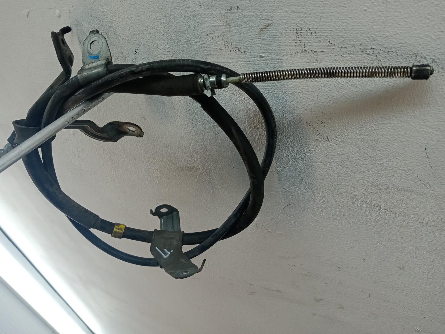 Трос стояночного тормоза левый