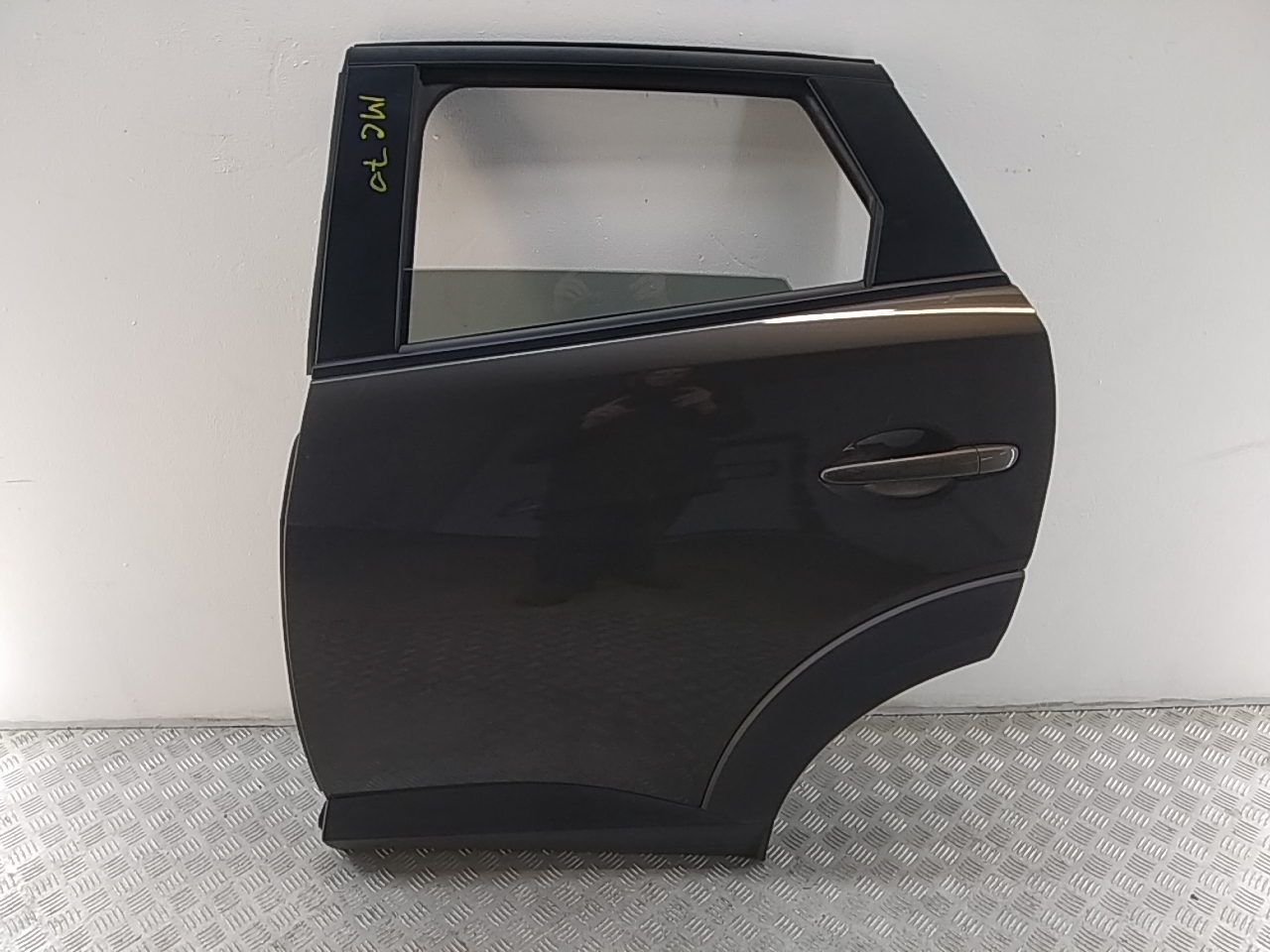 Стекло двери задней левой