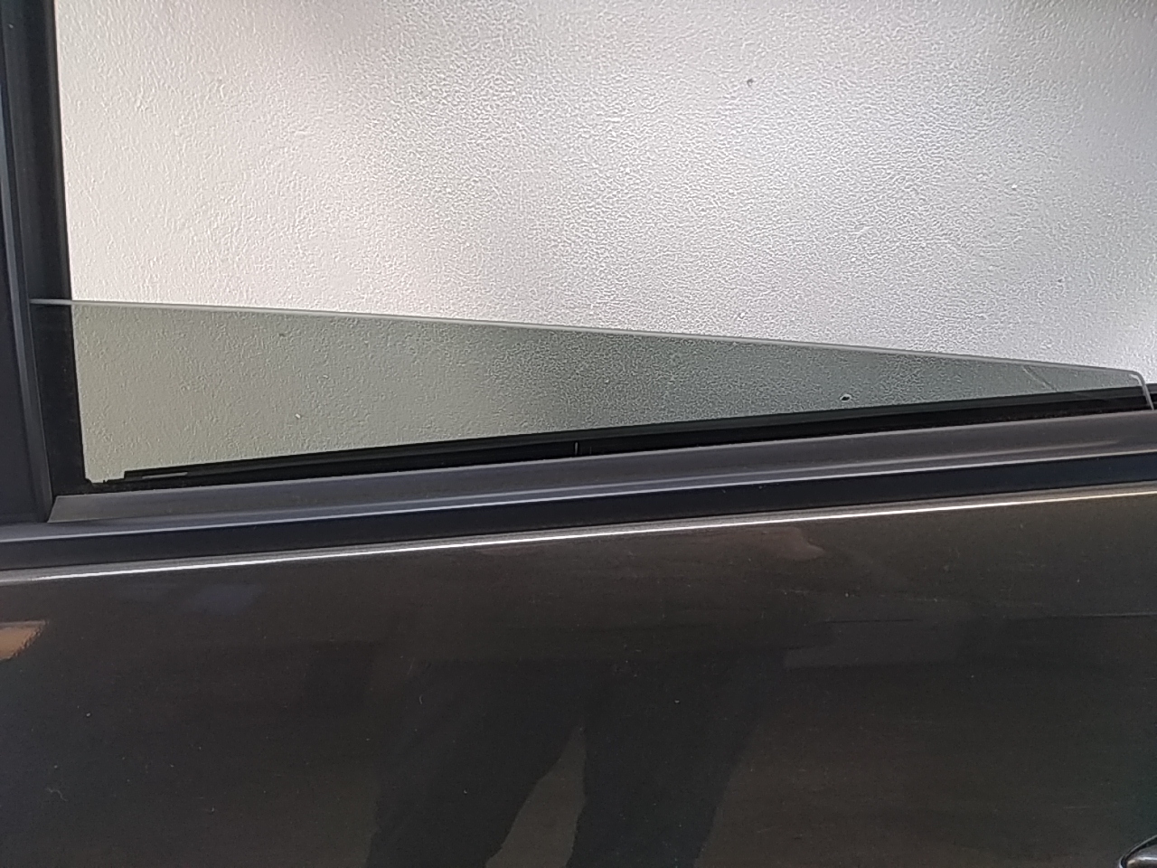 Стекло двери задней левой