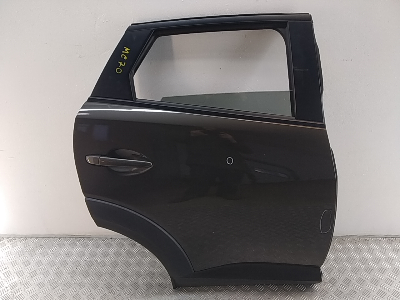 Стекло двери задней правой