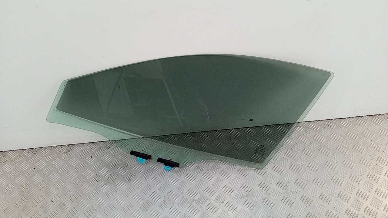 Стекло двери передней левой