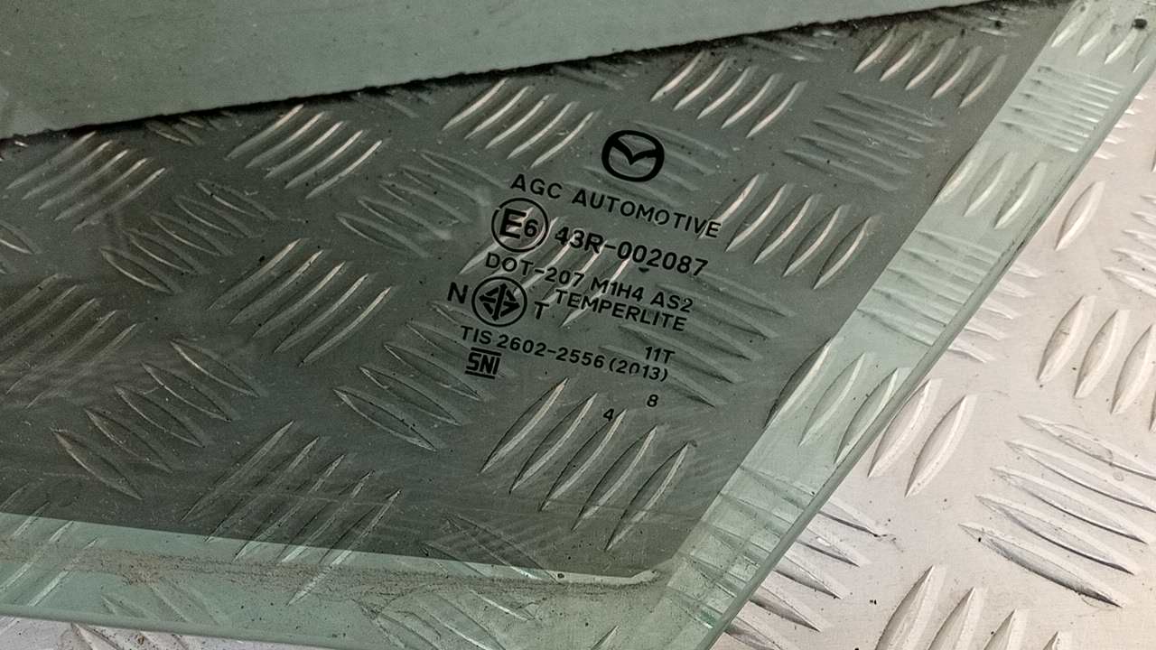 Стекло двери передней левой