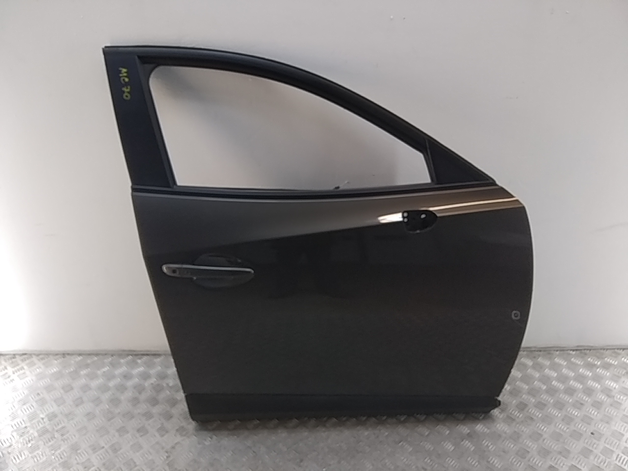 Стекло двери передней правой