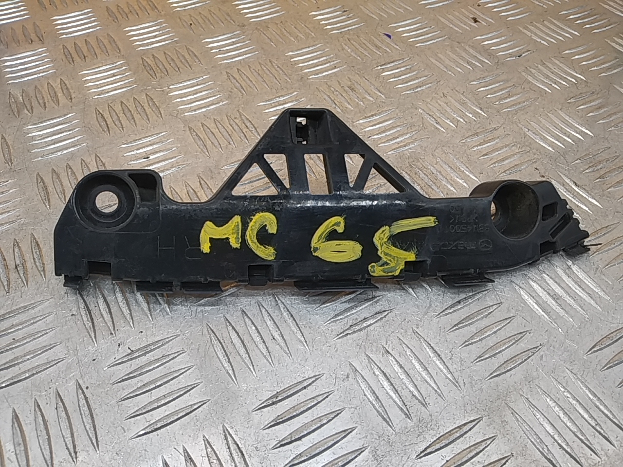 Кронштейн переднего бампера правый