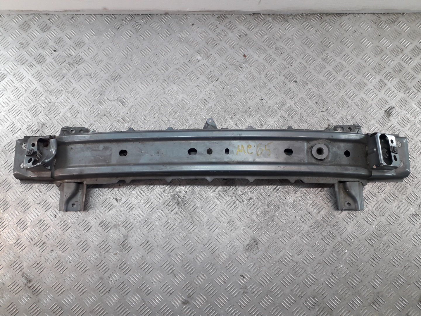 Усилитель переднего бампера