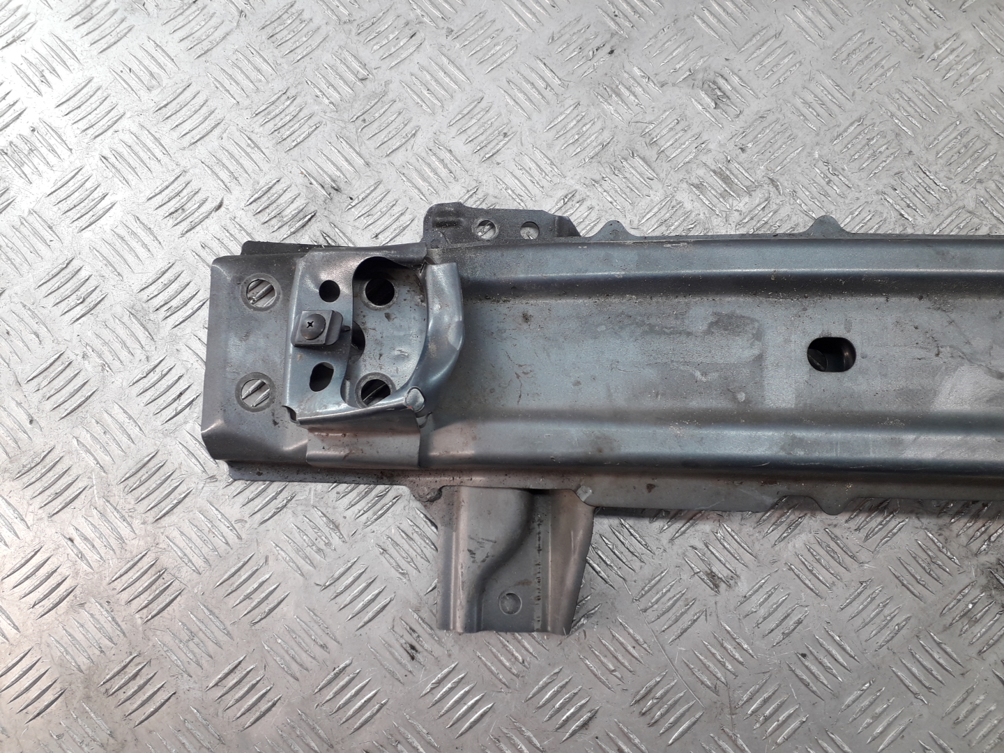 Усилитель переднего бампера