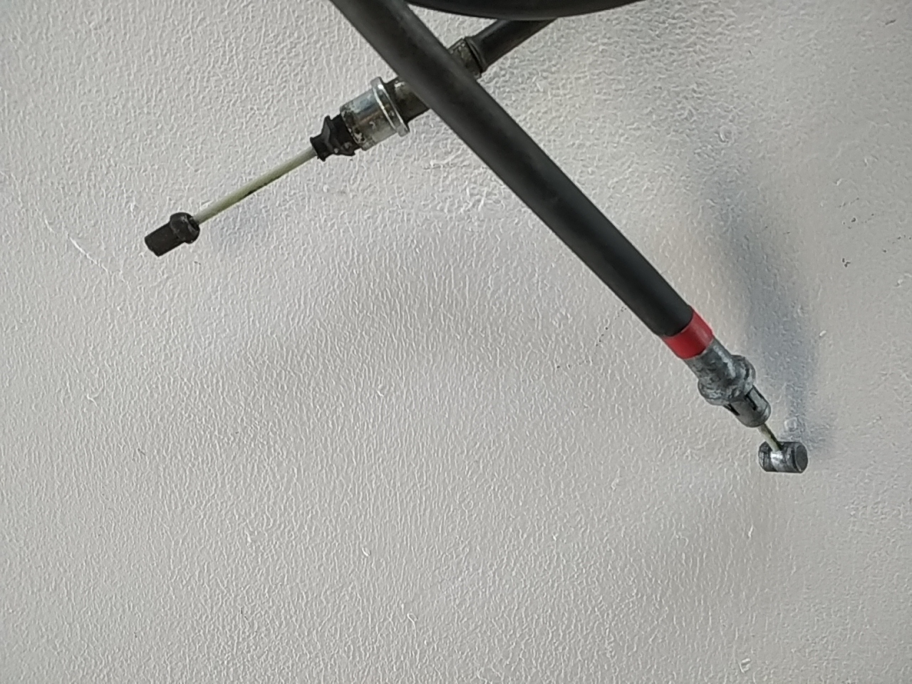 Трос стояночного тормоза правый