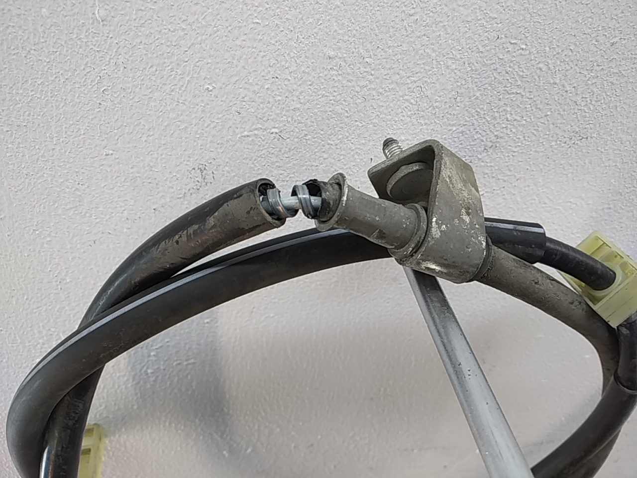 Трос стояночного тормоза правый