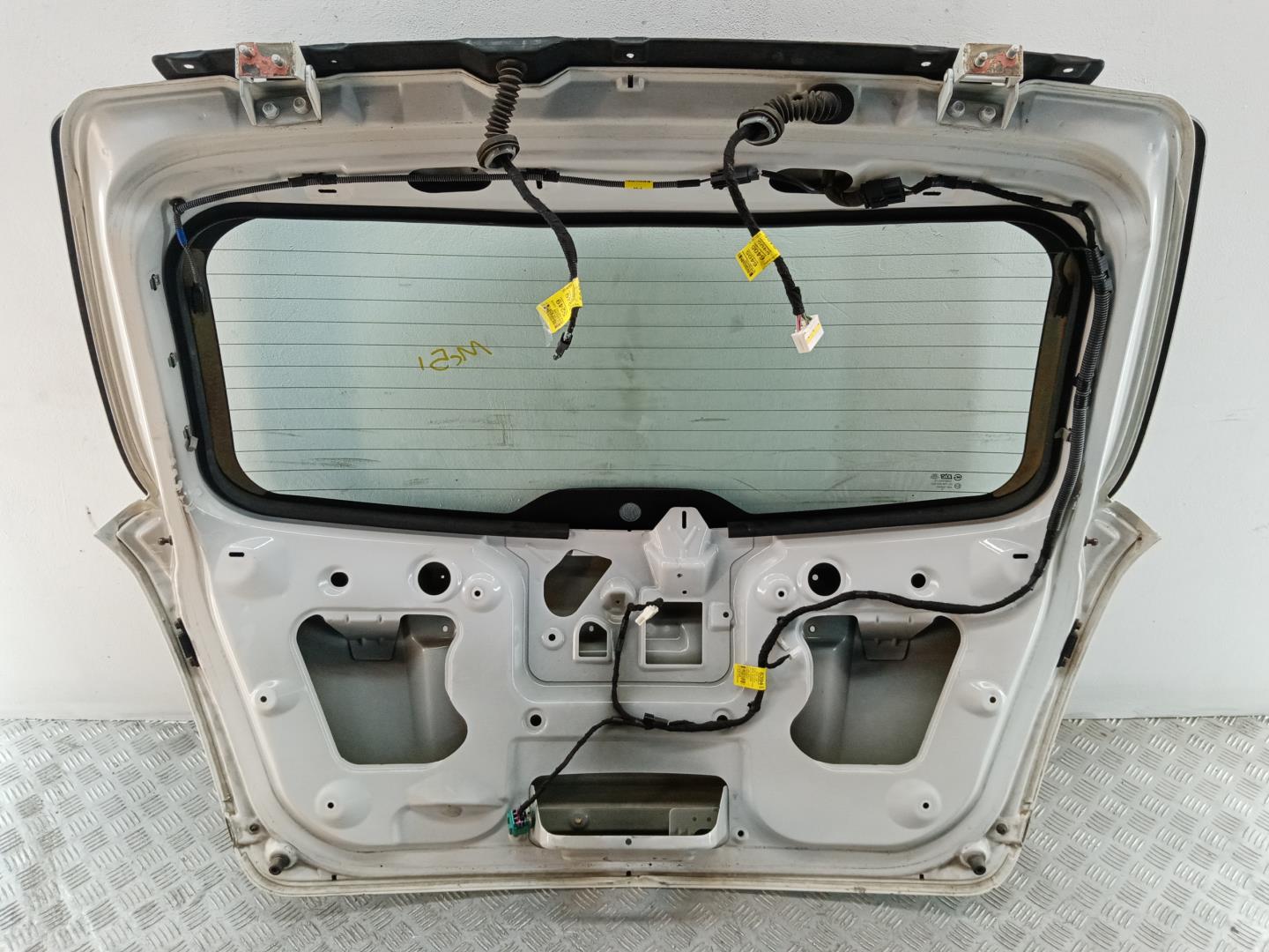 Дверь багажника