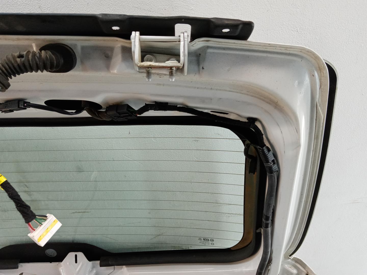 Дверь багажника