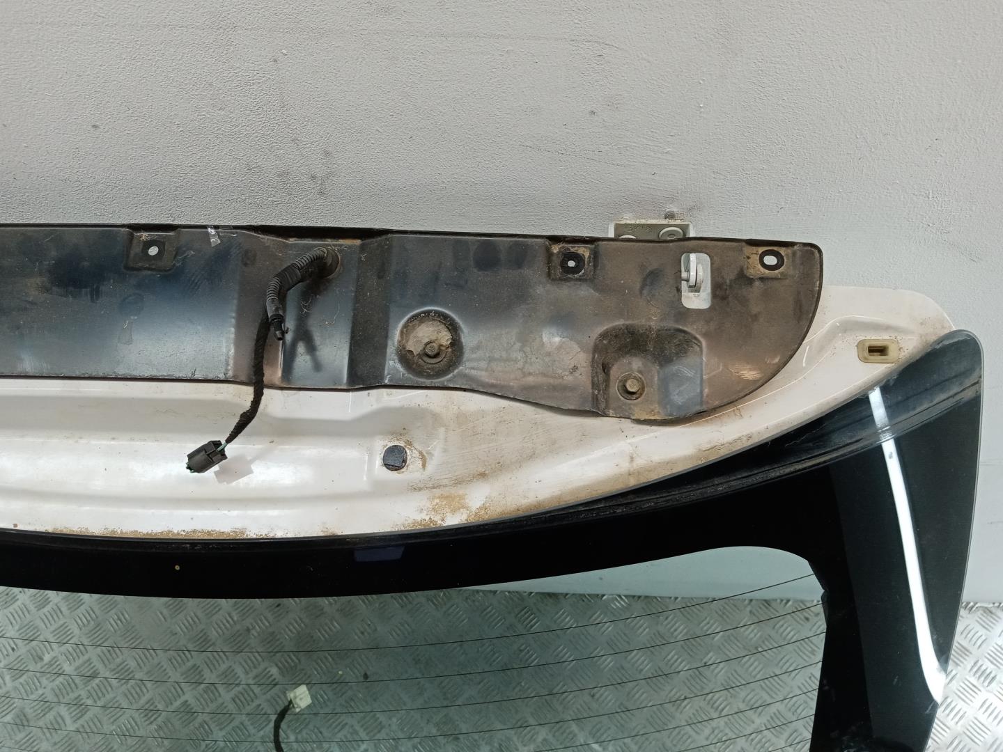 Дверь багажника